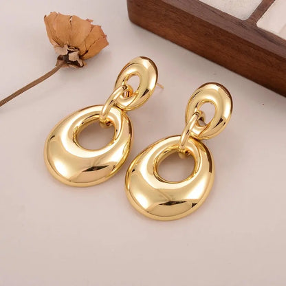 Pendientes de corazón y lazo acabado en oro de 18K, con incrustación de circonio, un diseño romántico y elegante. - Madoma & Co.