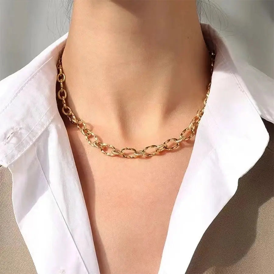 Collar geométrico de argollas, estilo moderno acabado en oro 18k - Madoma & Co.