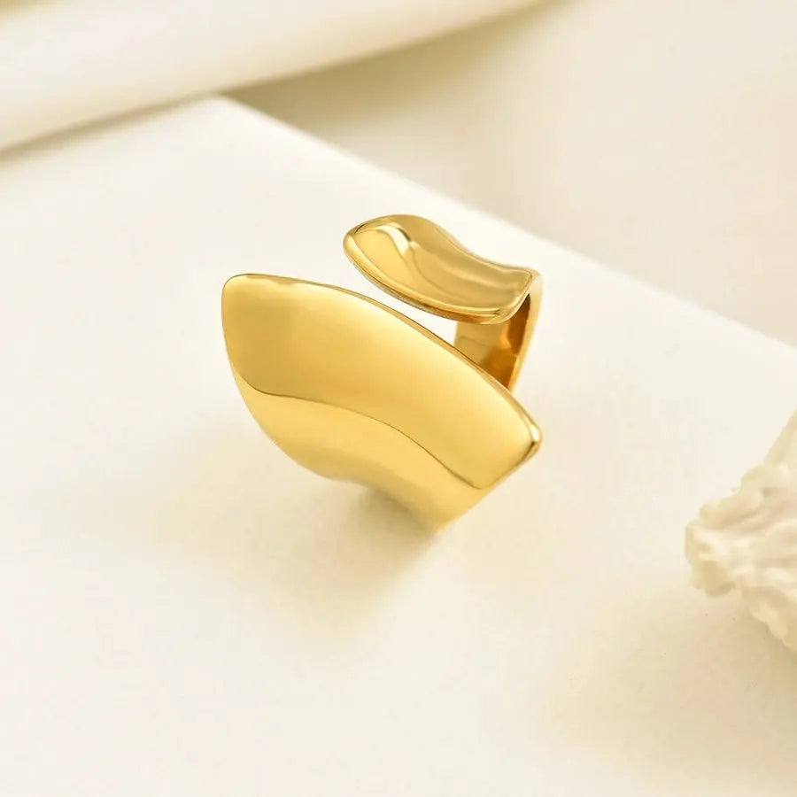 Anillo Geométrico de Oro de 14K: Elegancia Minimalista - Madoma & Co.