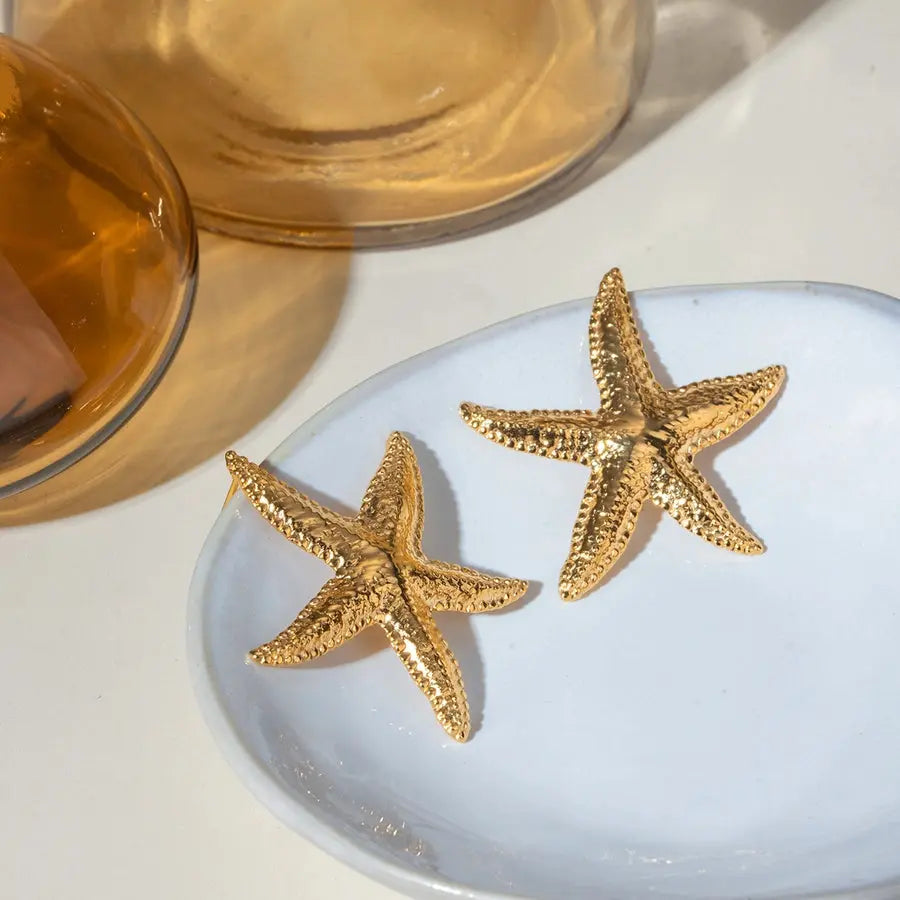 Estilo marino, con forma de estrella, acero inoxidable bañado en oro de 18K, modernidad y frescura. - Madoma & Co.