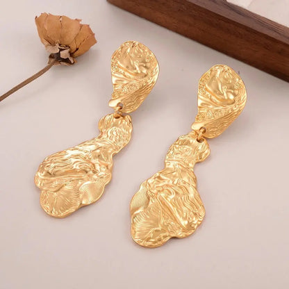 Elegantes pendientes dorados, que añaden un toque de sofisticación a cualquier look - Madoma & Co.