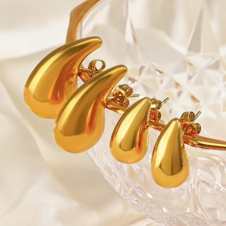 Pendientes de gota en acero inoxidable y bañados en oro, sencillez y elegancia. - Madoma & Co.