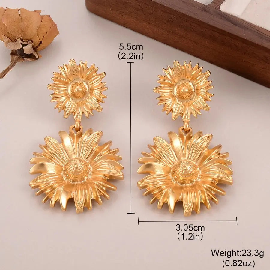 Elegantes pendientes dorados, que añaden un toque de sofisticación a cualquier look - Madoma & Co.