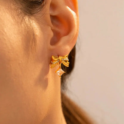 Pendientes lazo con circonita en acero titanio, bañado en oro de 18k - Madoma & Co.