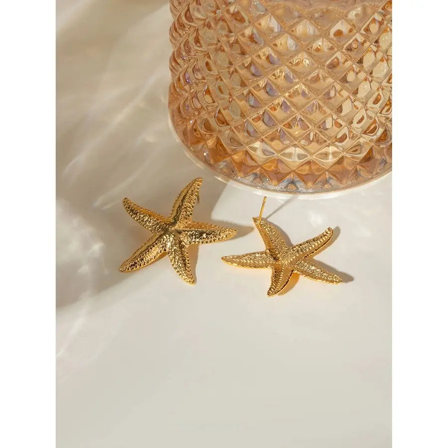 Estilo marino, con forma de estrella, acero inoxidable bañado en oro de 18K, modernidad y frescura. - Madoma & Co.