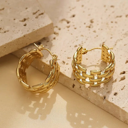 Pendientes Rejilla Oro: Elegancia Minimalista en Acero Inoxidable - Madoma & Co.