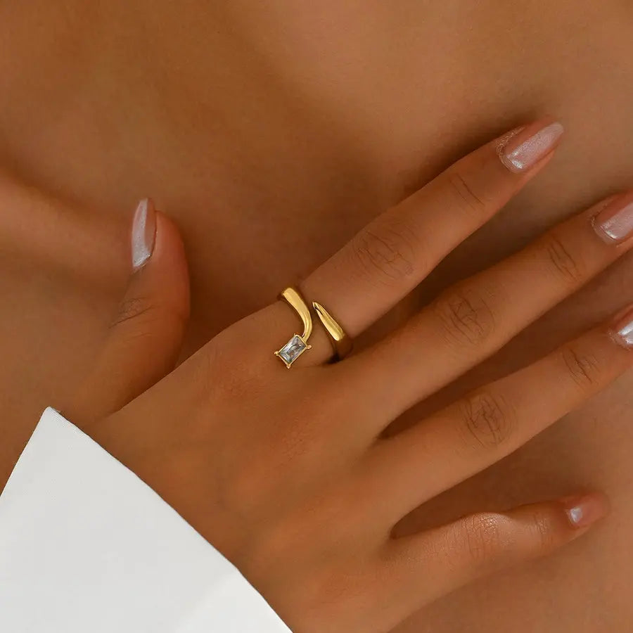 Anillo con circonio acabado en oro de 14 k, una pieza moderna que combina líneas elegantes con el brillo sutil del circonio. - Madoma & Co.