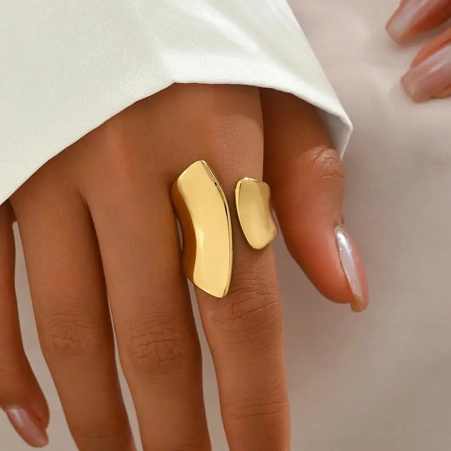 Anillo Geométrico de Oro de 14K: Elegancia Minimalista - Madoma & Co.