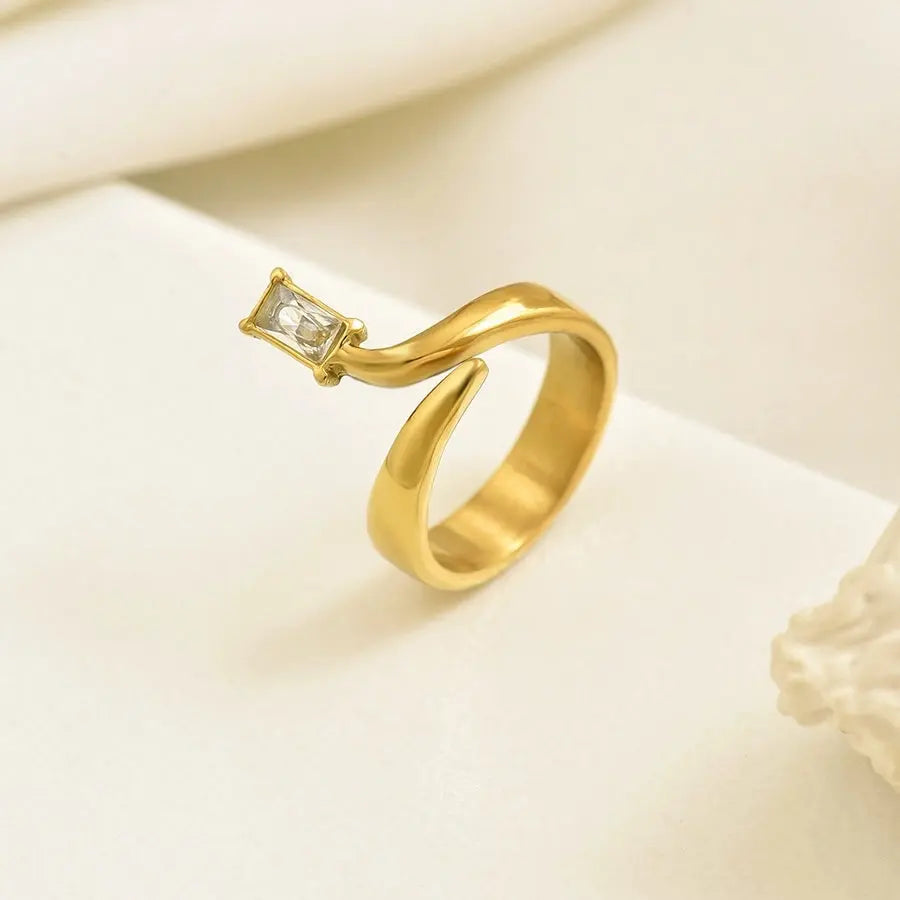 Anillo con circonio acabado en oro de 14 k, una pieza moderna que combina líneas elegantes con el brillo sutil del circonio. - Madoma & Co.