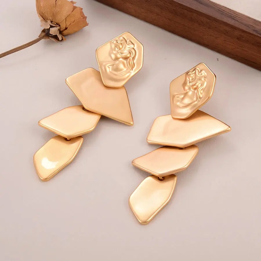 Elegantes pendientes dorados, que añaden un toque de sofisticación a cualquier look - Madoma & Co.