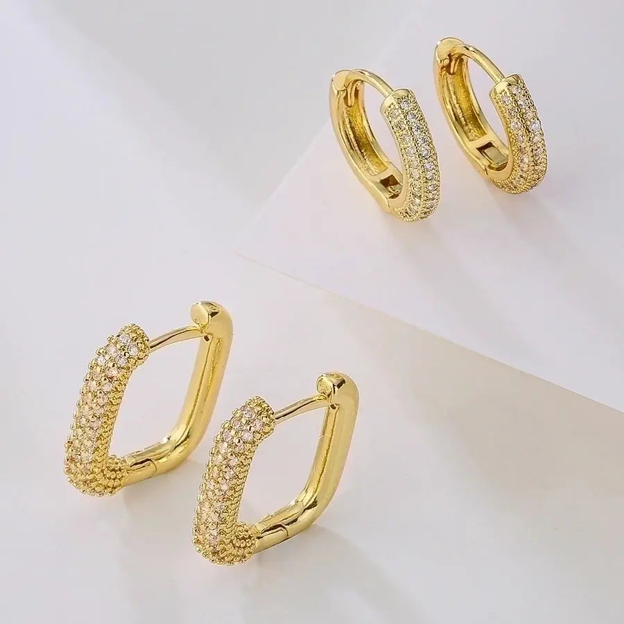 Pendientes de aro con forma geométrica acabado en oro de 18K,un diseño contemporáneo que añade un toque de modernidad y estilo a cualquier look. - Madoma & Co.