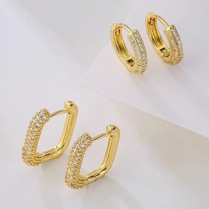 Pendientes de aro con forma geométrica acabado en oro de 18K,un diseño contemporáneo que añade un toque de modernidad y estilo a cualquier look. - Madoma & Co.