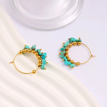 Pendientes de aro con turquesas acabado en oro de 18k, para los looks más casual - Madoma & Co.