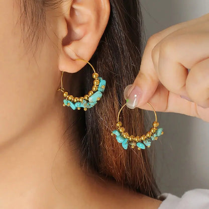 Pendientes de aro con turquesas acabado en oro de 18k, para los looks más casual - Madoma & Co.