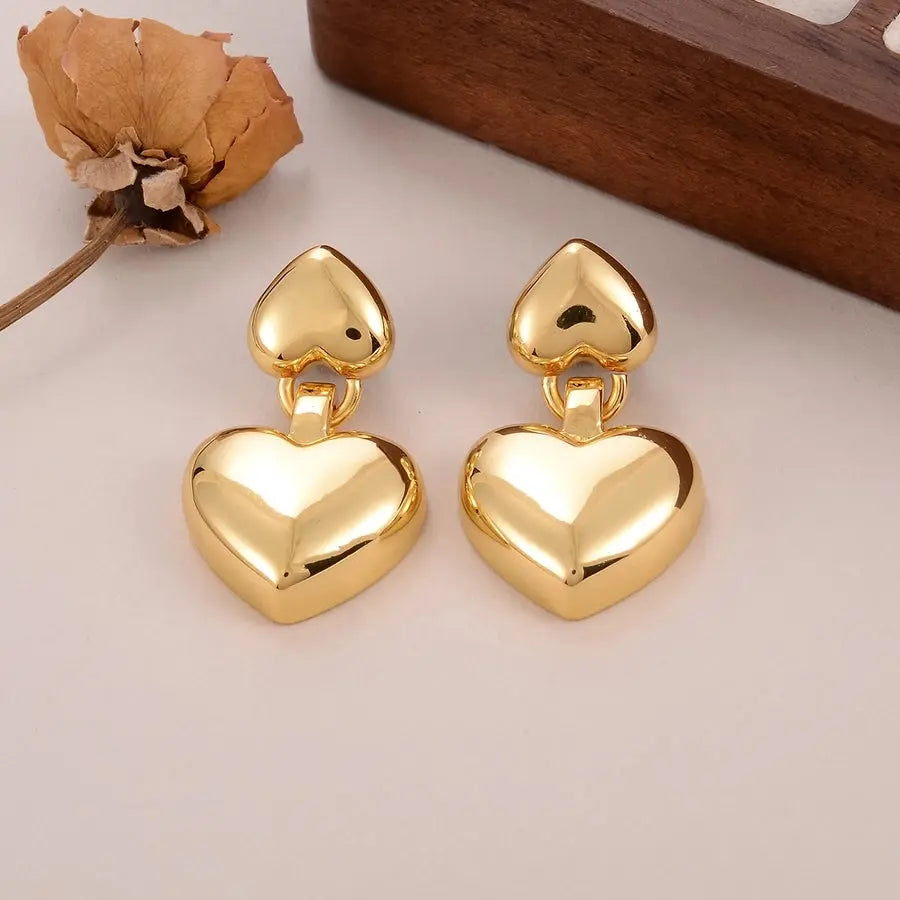 Pendientes de corazón y lazo acabado en oro de 18K, con incrustación de circonio, un diseño romántico y elegante. - Madoma & Co.