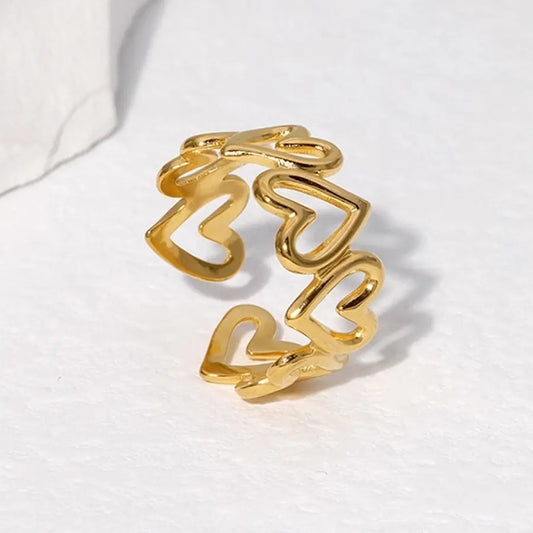 Anillo abierto con forma de corazón y acabado en oro 18k – Elegancia romántica - Madoma & Co.