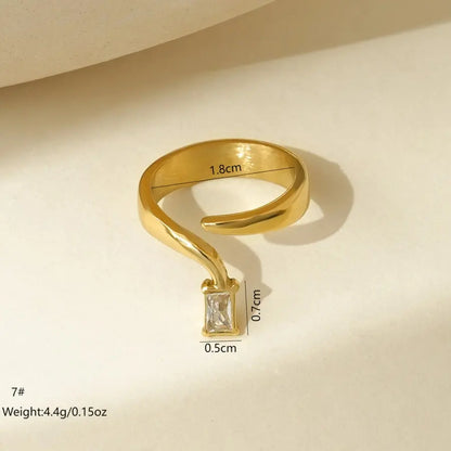 Anillo con circonio acabado en oro de 14 k, una pieza moderna que combina líneas elegantes con el brillo sutil del circonio. - Madoma & Co.