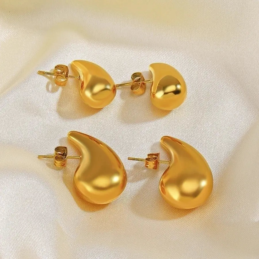 Pendientes de gota en acero inoxidable y bañados en oro, sencillez y elegancia. - Madoma & Co.