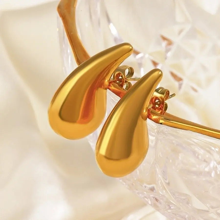 Pendientes de gota en acero inoxidable y bañados en oro, sencillez y elegancia. - Madoma & Co.