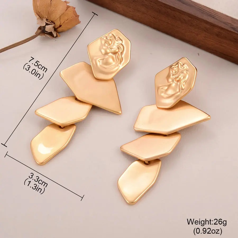 Elegantes pendientes dorados, que añaden un toque de sofisticación a cualquier look - Madoma & Co.