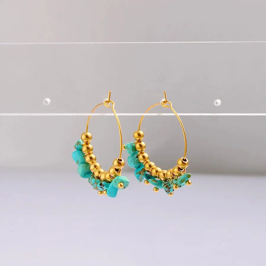 Pendientes de aro con turquesas acabado en oro de 18k, para los looks más casual - Madoma & Co.