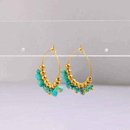 Pendientes de aro con turquesas acabado en oro de 18k, para los looks más casual - Madoma & Co.