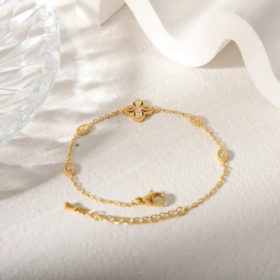 Pulsera de acero inoxidable, bañada en oro de 18K con delicadas flores en circonio o acrilico, un toque de elegancia natural. - Madoma & Co.