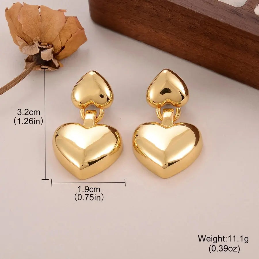 Pendientes de corazón y lazo acabado en oro de 18K, con incrustación de circonio, un diseño romántico y elegante. - Madoma & Co.