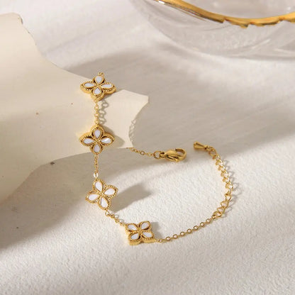 Pulsera de acero inoxidable, bañada en oro de 18K con delicadas flores en circonio o acrilico, un toque de elegancia natural. - Madoma & Co.