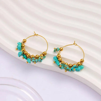 Pendientes de aro con turquesas acabado en oro de 18k, para los looks más casual - Madoma & Co.