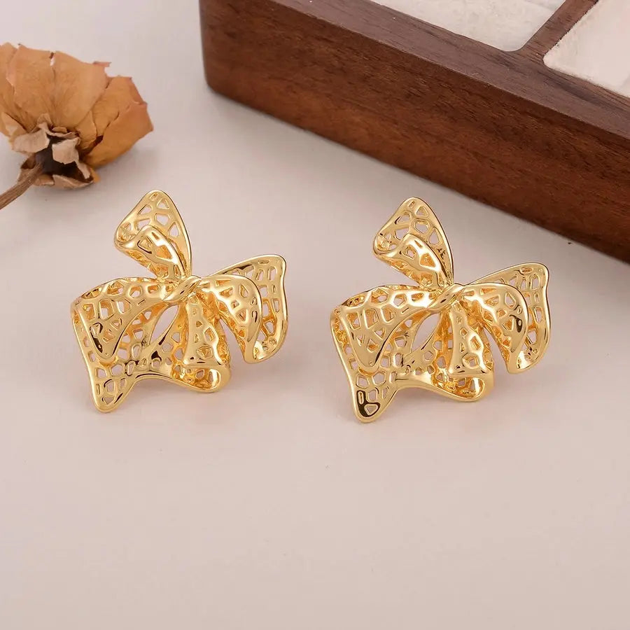 Pendientes de corazón y lazo acabado en oro de 18K, con incrustación de circonio, un diseño romántico y elegante. - Madoma & Co.