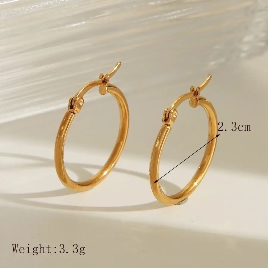 Pendientes de arete varios tamaños, acabados en oro 18K, acompañando a cualquier outfit - Madoma & Co.