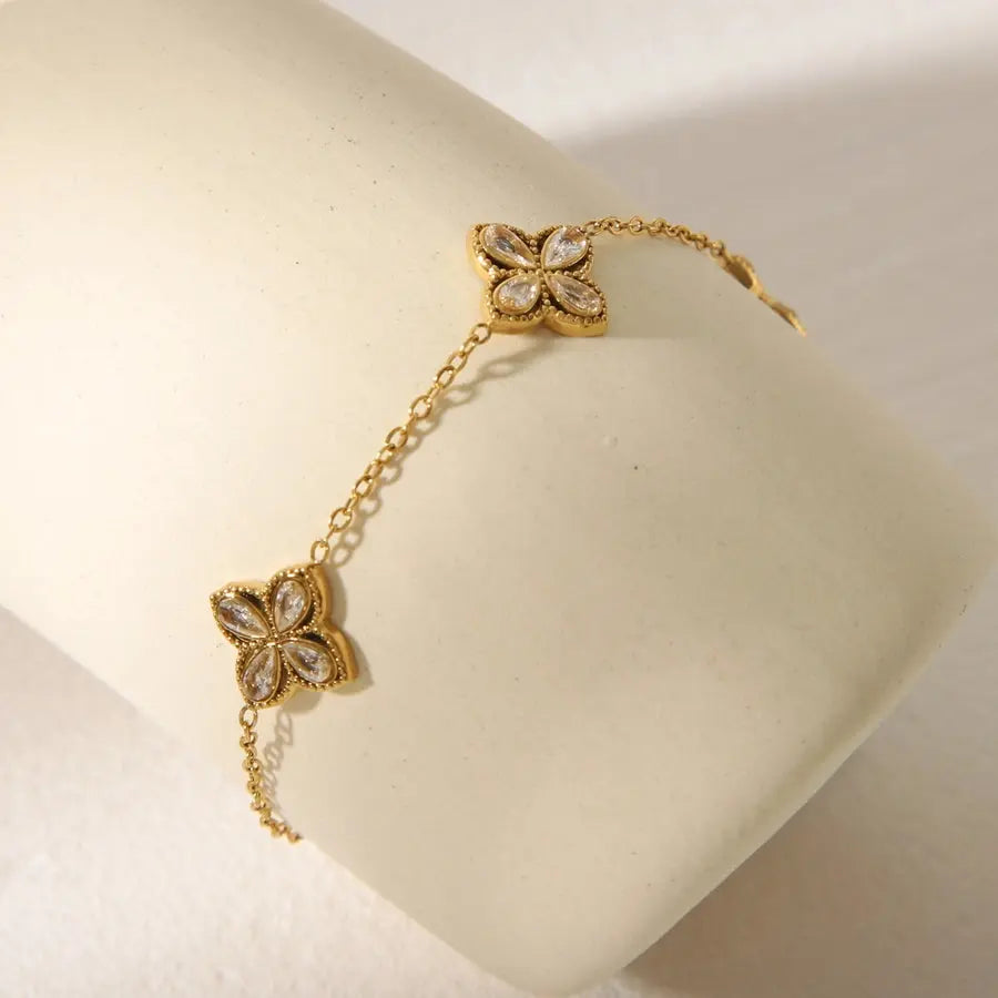 Pulsera de acero inoxidable, bañada en oro de 18K con delicadas flores en circonio o acrilico, un toque de elegancia natural. - Madoma & Co.