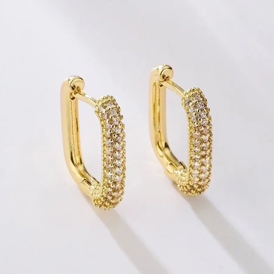 Pendientes de aro con forma geométrica acabado en oro de 18K,un diseño contemporáneo que añade un toque de modernidad y estilo a cualquier look. - Madoma & Co.