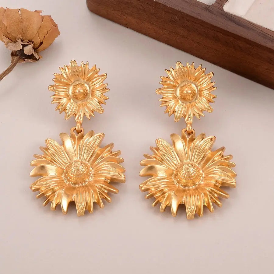 Elegantes pendientes dorados, que añaden un toque de sofisticación a cualquier look - Madoma & Co.