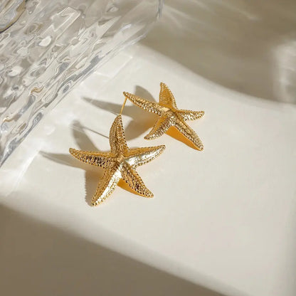 Estilo marino, con forma de estrella, acero inoxidable bañado en oro de 18K, modernidad y frescura. - Madoma & Co.