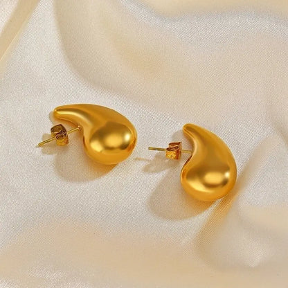 Pendientes de gota en acero inoxidable y bañados en oro, sencillez y elegancia. - Madoma & Co.