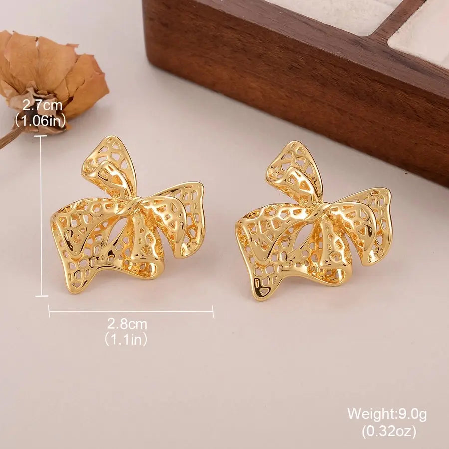 Pendientes de corazón y lazo acabado en oro de 18K, con incrustación de circonio, un diseño romántico y elegante. - Madoma & Co.