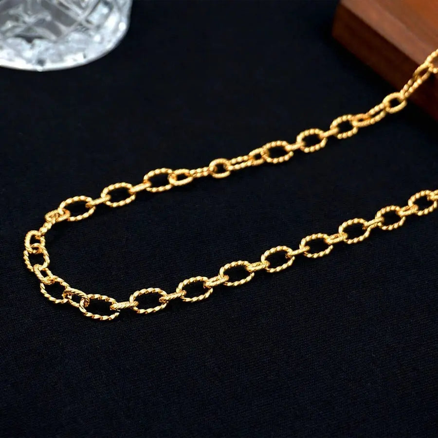 Collar geométrico de argollas, estilo moderno acabado en oro 18k - Madoma & Co.