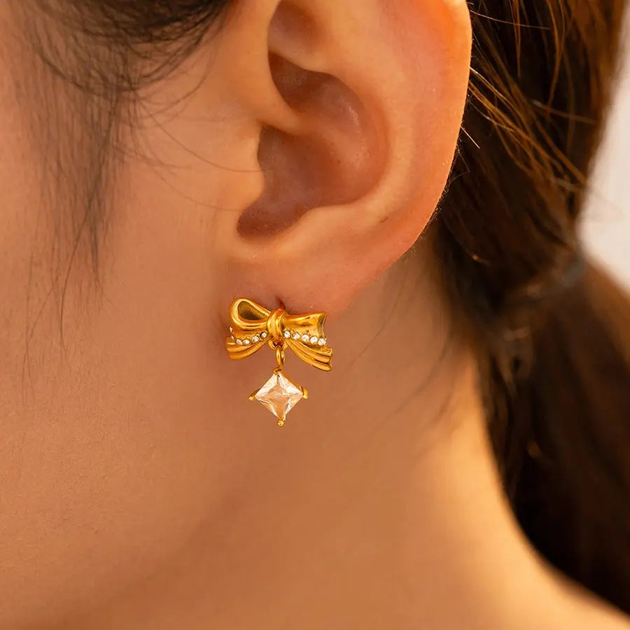 Pendientes lazo con circonita en acero titanio, bañado en oro de 18k - Madoma & Co.