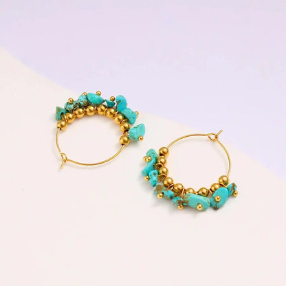 Pendientes de aro con turquesas acabado en oro de 18k, para los looks más casual - Madoma & Co.