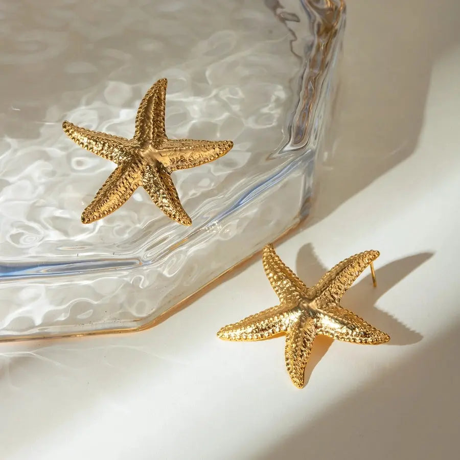 Estilo marino, con forma de estrella, acero inoxidable bañado en oro de 18K, modernidad y frescura. - Madoma & Co.