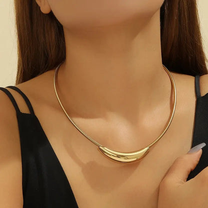 Collar rígido elegante, un diseño sofisticado que añade un toque moderno y refinado a tu look. - Madoma & Co.