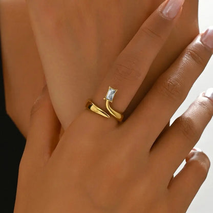 Anillo con circonio acabado en oro de 14 k, una pieza moderna que combina líneas elegantes con el brillo sutil del circonio. - Madoma & Co.