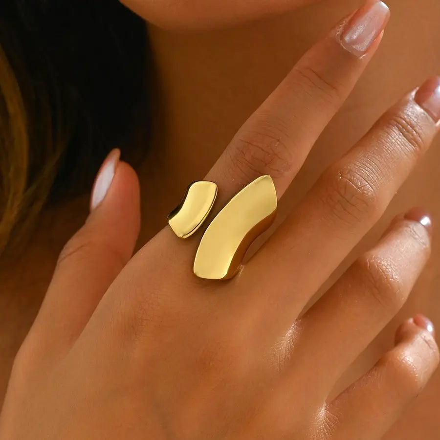 Anillo Geométrico de Oro de 14K: Elegancia Minimalista - Madoma & Co.